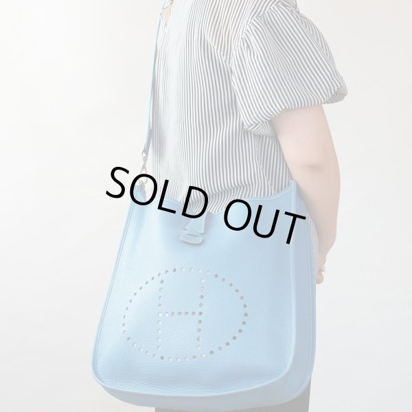 エルメス　エヴリン1 GM ブルージーン／SIV金具　掛けたイメージ