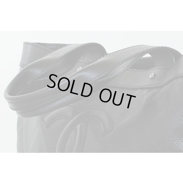 シャネル　パンチングトートバック A33936 ブラック　サイド上部