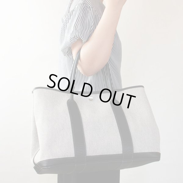 エルメス　ガーデンパーティPM グレー／ブラック／SIV金具　持ったイメージ