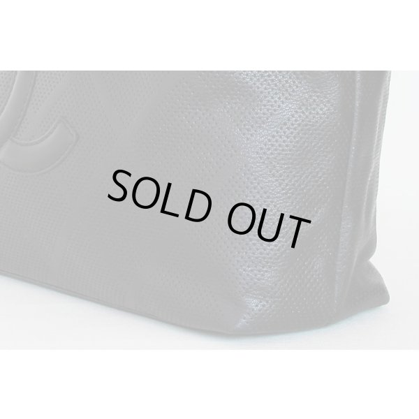 シャネル　パンチングトートバック A33936 ブラック　サイド下部