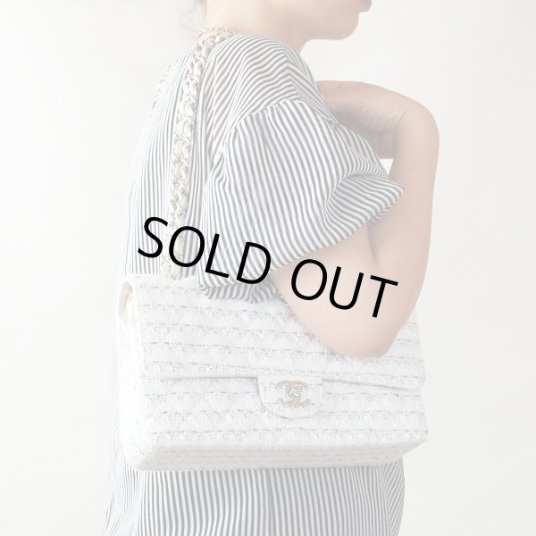 シャネル　マトラッセ Wチェーンショルダーバック 白×水色／SIV金具　持ったイメージ