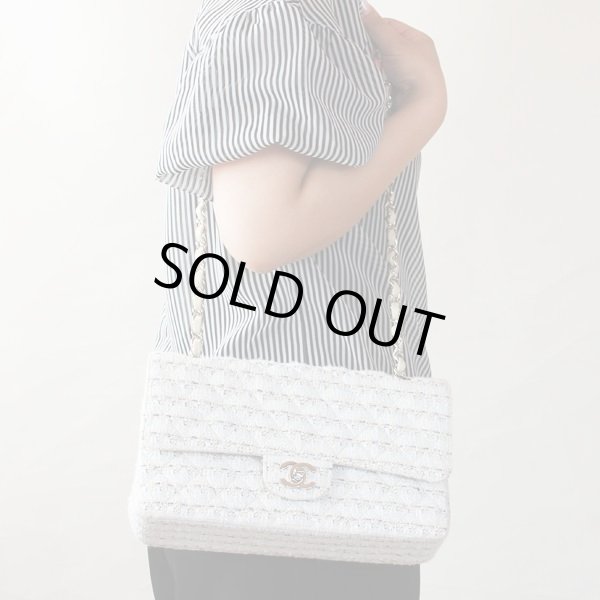 シャネル　マトラッセ Wチェーンショルダーバック 白×水色／SIV金具　掛けたイメージ