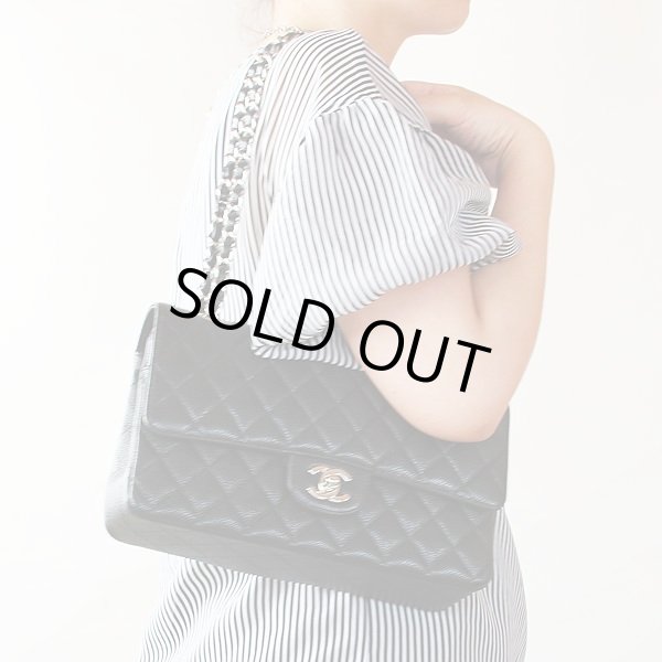 シャネル　マトラッセ Wチェーンショルダーバック A01112 ブラック／SIV金具　短く掛けたイメージ