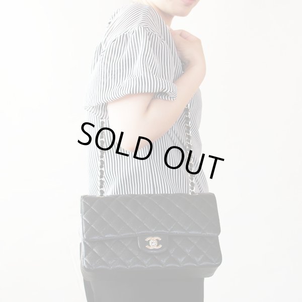 シャネル　マトラッセ Wチェーンショルダーバック A01112 ブラック／SIV金具　長く掛けたイメージ