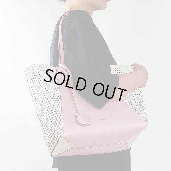 ルイヴィトン　ロックミー・カバ M54578 ピンク　持ったイメージ