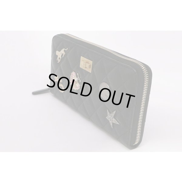 シャネル　エンブロイダリー 2.55　ラウンドファスナー長財布　ブラック／ボルドー　ゴールド金具　サイド