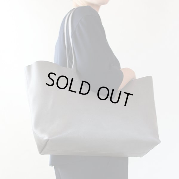 サンローラン　トートバック TOT 394195・0715 グレー　持ったイメージ