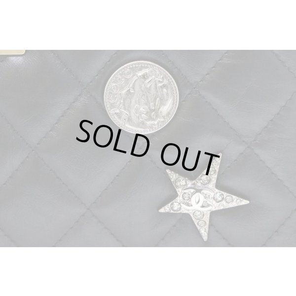 シャネル　エンブロイダリー 2.55　ラウンドファスナー長財布　ブラック／ボルドー　ゴールド金具　拡大(2)