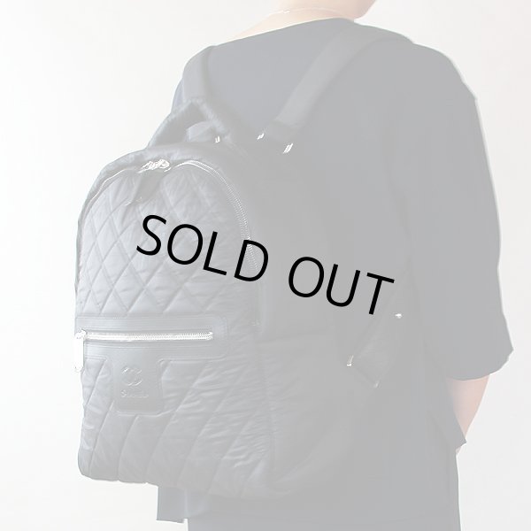 シャネル　ココ コクーン バックパック リュックサック A92559 ブラック／ボルドー　背負ったイメージ