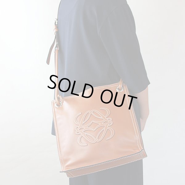 ロエベ　ロゴイリショルダーバック キャメル　掛けたイメージ