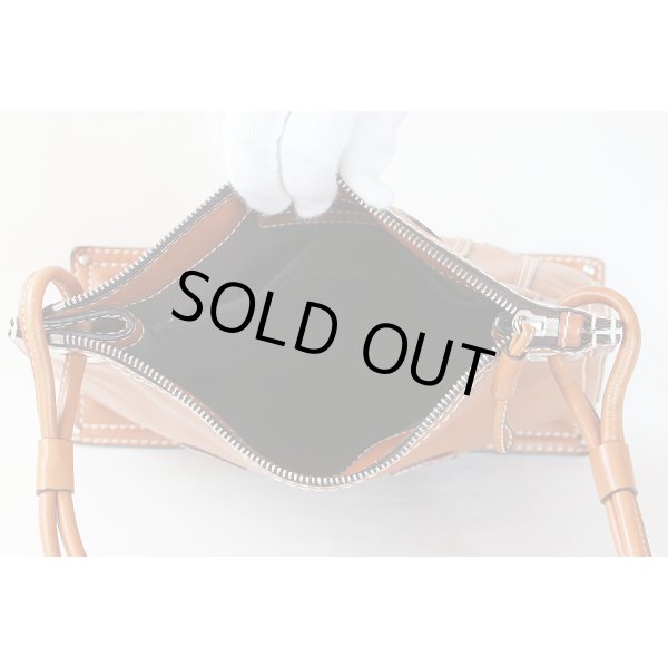 ロエベ　ロゴイリショルダーバック キャメル　中身