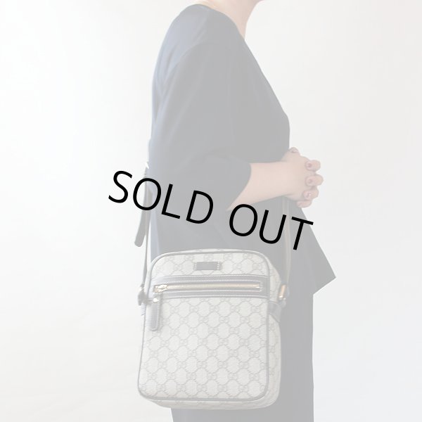 グッチ　GGプラス ショルダーバック 233268 525040 ベージュ　掛けたイメージ