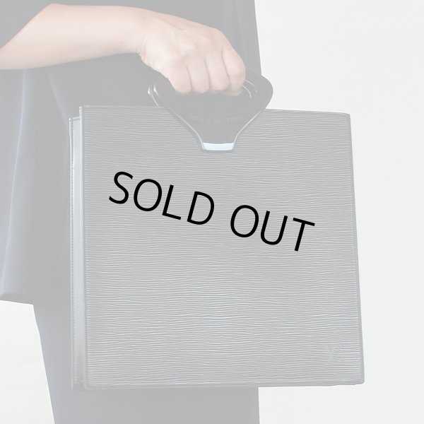 ルイヴィトン　オンブル M52102 ノワール　持ったイメージ