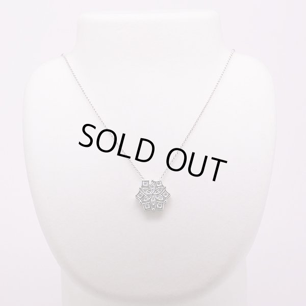 タサキ　K18WG ダイアイリペンダントネックレス 0.37ct 10.50g　ゴージャス　装着イメージ