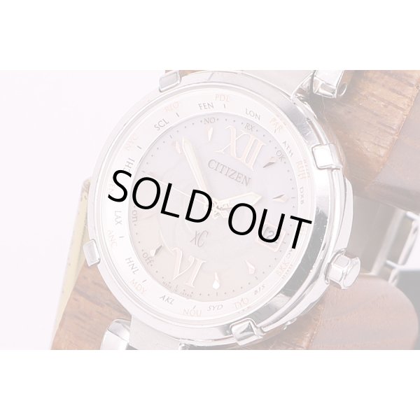 シチズン　クロスシー　ハッピーフライト　EC1060-59W　グレー文字盤（下側茶グラデーション）　サイド拡大