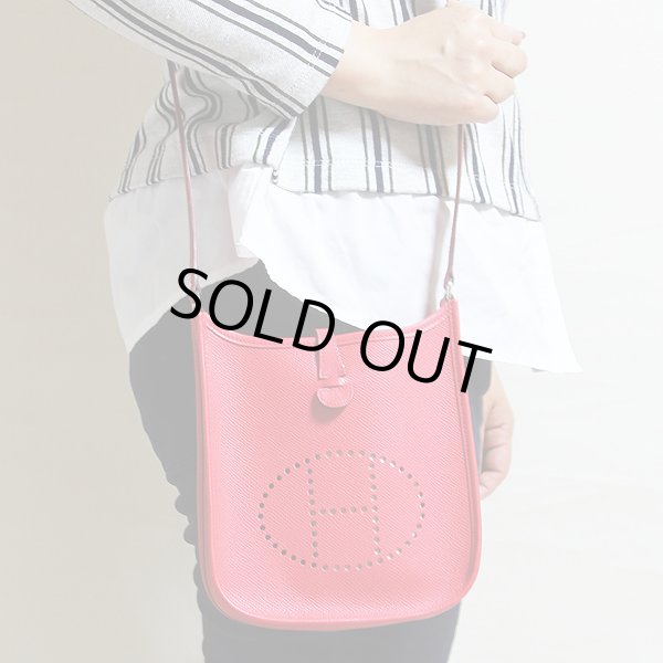 エルメス　エヴリンTPM レッド系／SIV金具　掛けたイメージ