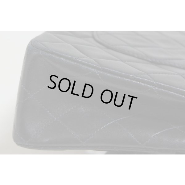 四角に角スレ、小傷が見受けられます。