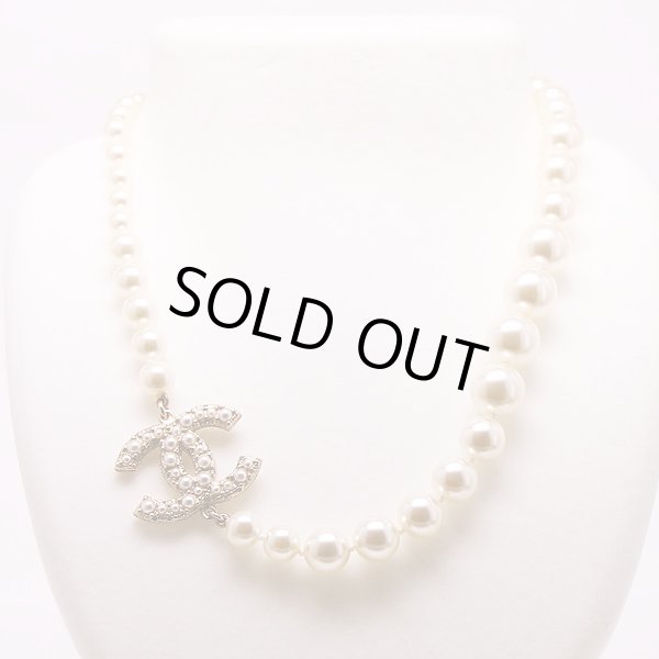 シャネル　CCマーク パールショートネックレス A64757　装着イメージ