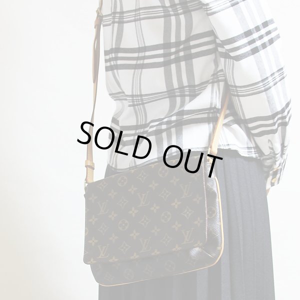 ルイ・ヴィトン　ミュゼット・タンゴロング　M51388　掛けたイメージ