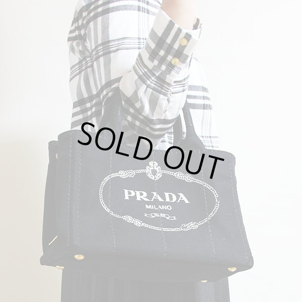 プラダ　カナパ　トートバック　1BG439　NERO　持ったイメージ(2)