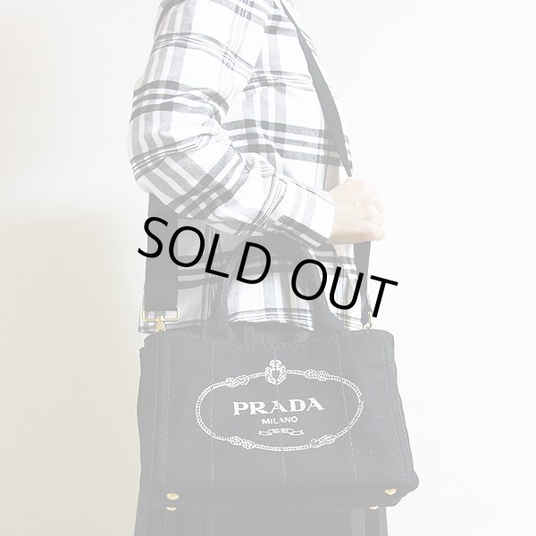 プラダ　カナパ　トートバック　1BG439　NERO　持ったイメージ(1)