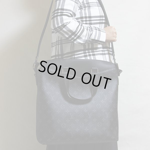 ルイ・ヴィトン　トート・エクスプローラー M40567　掛けたイメージ