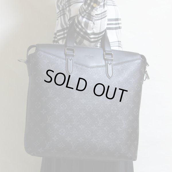 ルイ・ヴィトン　トート・エクスプローラー M40567　持ったイメージ