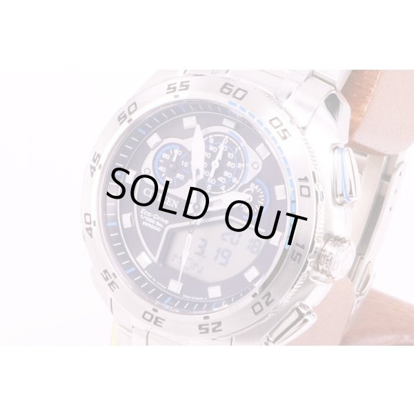 シチズン　JW0121-54E　エコドライブ　デジアナ　黒文字盤　一部水色　サイド拡大