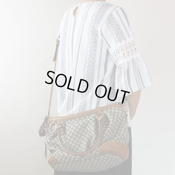 グッチ　2WAYショルダーバック 247902 203998 ベージュ／ブラウン　掛けたイメージ