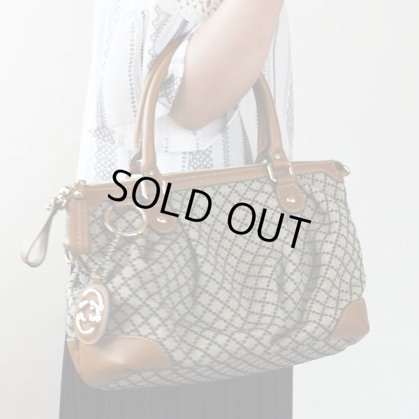 グッチ　2WAYショルダーバック 247902 203998 ベージュ／ブラウン　持ったイメージ