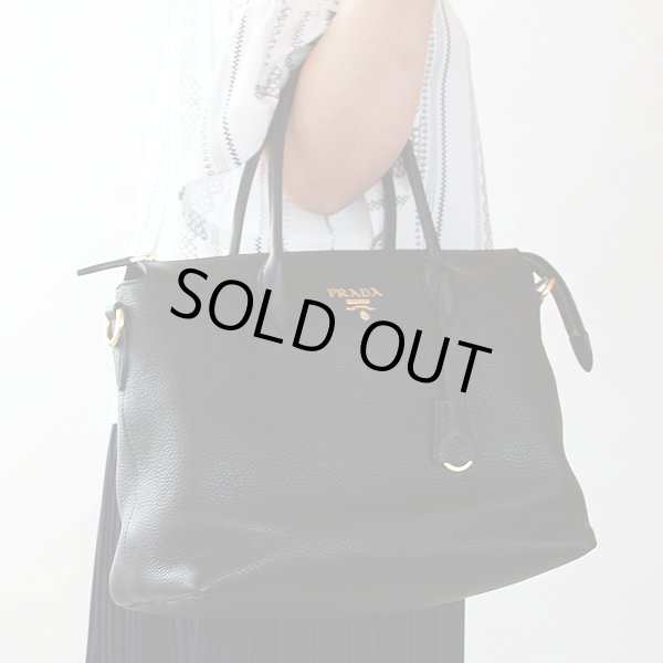 プラダ　2WAYショルダーバック 1BA063 NERO／ブラック　持ったイメージ