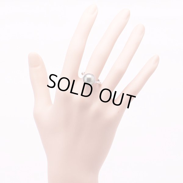 PT900 黒蝶パールダイアイリリング 11.50mm 0.11ct 7.20g　装着イメージ