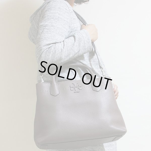 トリーバーチ　MCGRAW TRIPLE COMPARTMENT SATCHEL 40405 シルバーメープル　掛けたイメージ