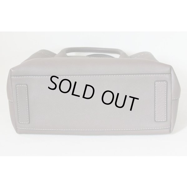 トリーバーチ　MCGRAW TRIPLE COMPARTMENT SATCHEL 40405 シルバーメープル　底