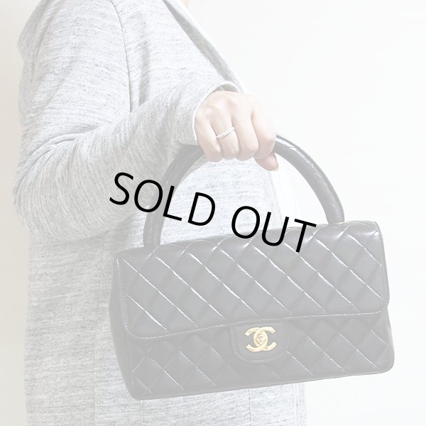 シャネル　マトラッセ 親子ハンドバック ブラック／ゴールド金具　大　持ったイメージ