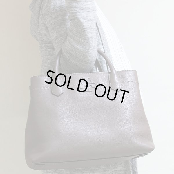 トリーバーチ　MCGRAW TRIPLE COMPARTMENT SATCHEL 40405 シルバーメープル　持ったイメージ