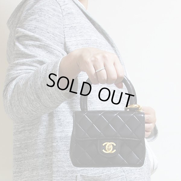 シャネル　マトラッセ 親子ハンドバック ブラック／ゴールド金具　小　持ったイメージ