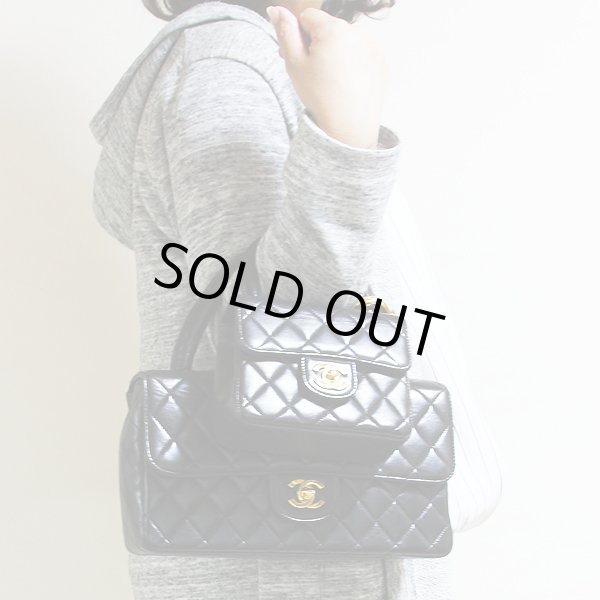 シャネル　マトラッセ 親子ハンドバック ブラック／ゴールド金具　持ったイメージ