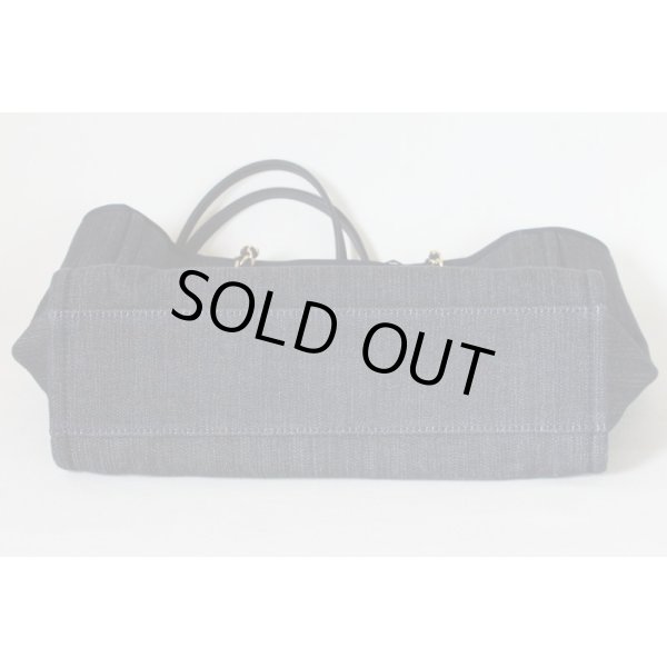 シャネル　ドーヴィル チェーントート A67001 ネイビー／ゴールド金具　底