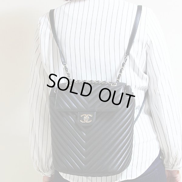 シャネル　シェブロン ステッチリュック A91121 ブラック／SIV金具　背負ったイメージ