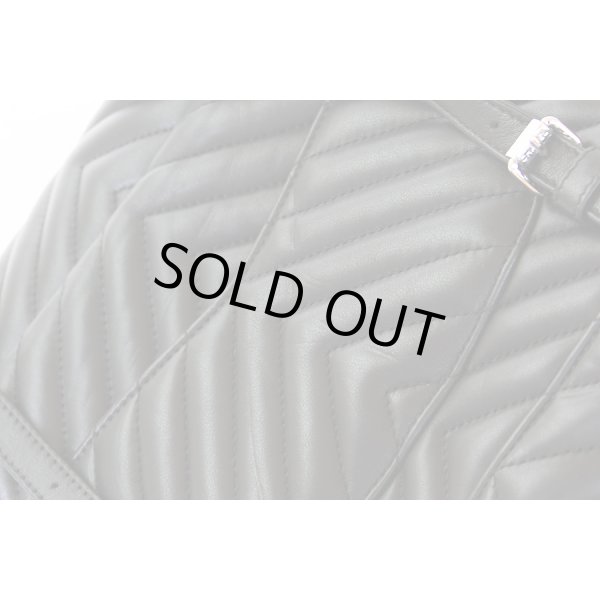 シャネル　シェブロン ステッチリュック A91121 ブラック／SIV金具　バックの背面部に小傷