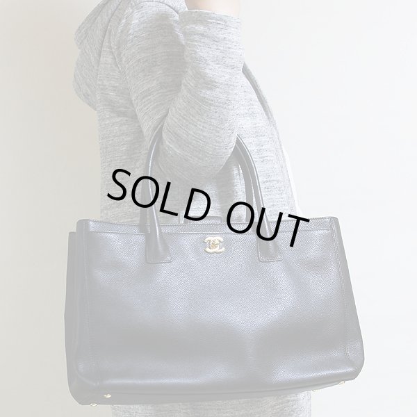 シャネル　エグゼクティブ 2WAYトートバック A15206 ブラック／ゴールド金具　持ったイメージ