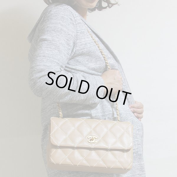 シャネル　ワイルドステッチ チェーンショルダーバック ベージュ／ゴールド金具　掛けたイメージ(2)