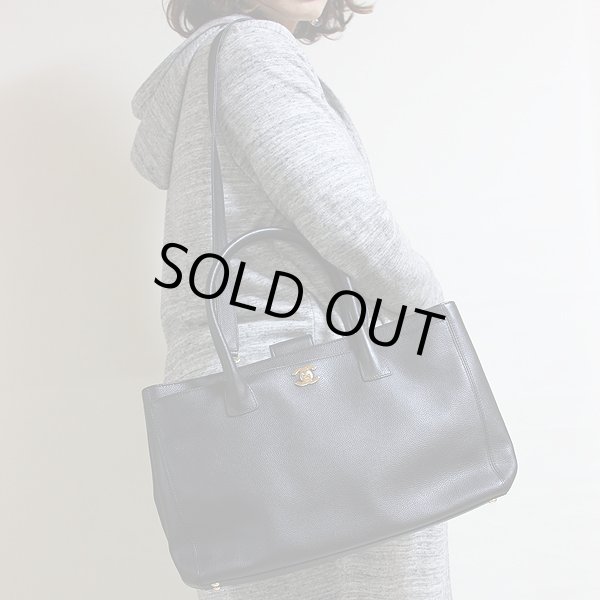 シャネル　エグゼクティブ 2WAYトートバック A15206 ブラック／ゴールド金具　掛けたイメージ