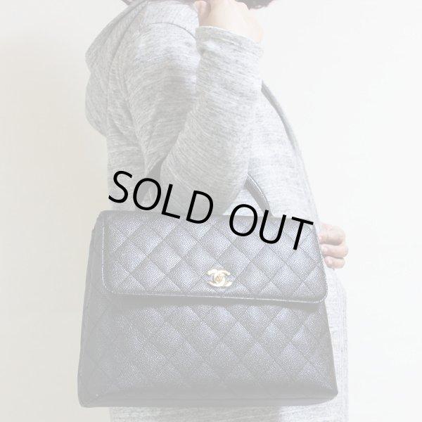 シャネル　ハンドバック ブラック／ゴールド金具　持ったイメージ