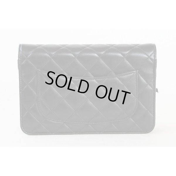 シャネル　チェーンウォレット　黒／ゴールド金具　裏面