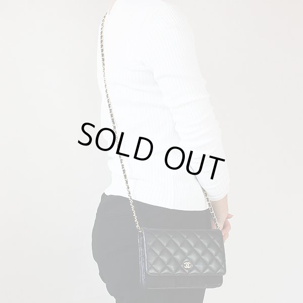 シャネル　チェーンウォレット　黒／ゴールド金具　装着イメージ