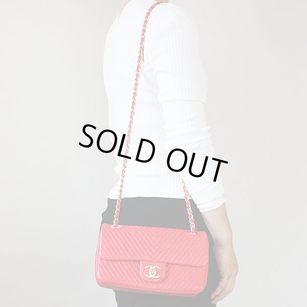 シャネル　シェブロンＶ　ステッチココマーク　ショルダーバッグ　 赤/／ゴールド金具　装着イメージ