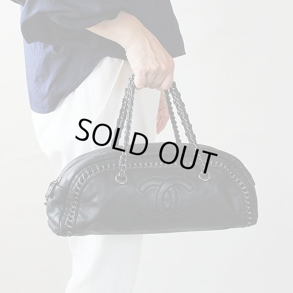 シャネル　ラグジュアリーライン　ボウリングバック　持ったイメージ