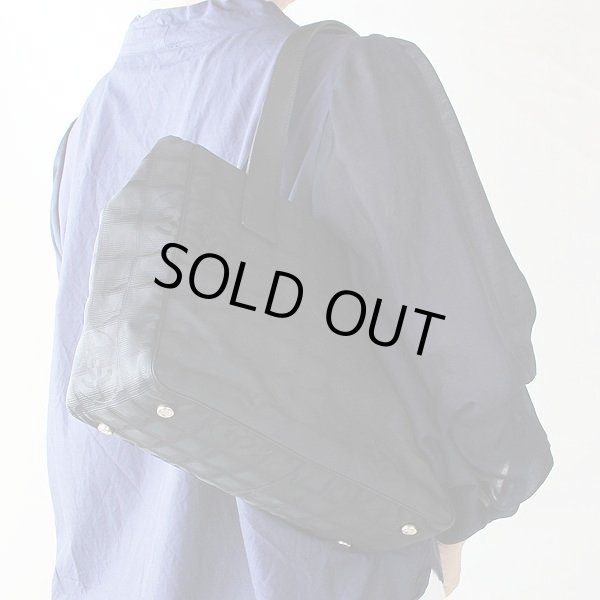 シャネル　ニュートラベルライントートPM　A20457　ノワール　持っているイメージ